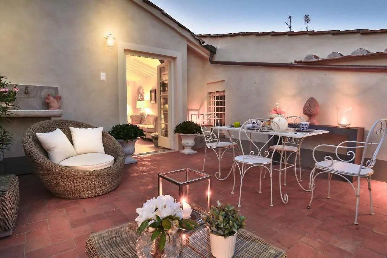 Casa Laura, Unwind Yourself On A Luxury Terrace In Lucca Town Apartment