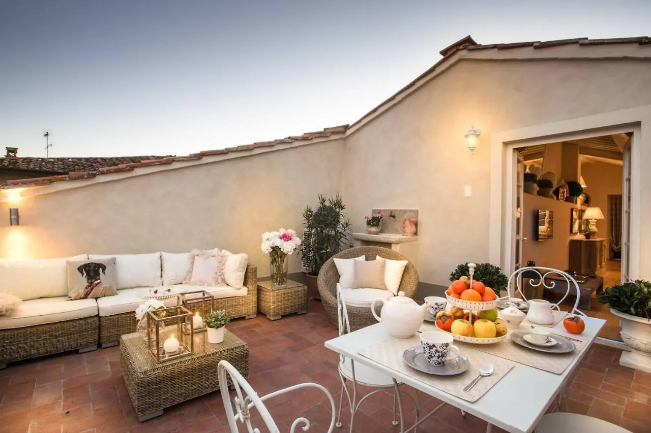 Apartment Casa Laura, Unwind Yourself On A Luxury Terrace In Lucca Town Italy
